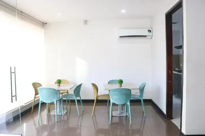 a dining room with a table and chairs at Atlantis Suites BAQ -Apartamento Moderno-2-BD in Barranquilla