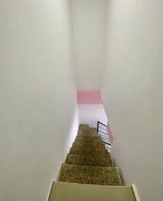 a stairway leading up to a room with a white wall at Apartamento 408 in Cartagena de Indias