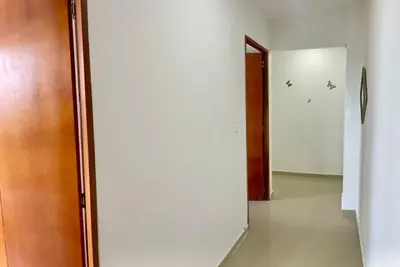 a hallway with a white wall and a door at Apartamento 401 in Cartagena de Indias