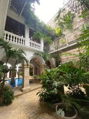 a courtyard of a building with trees and plants at Loft en Casa Colonial del Centro Histórico de Cartagena in Cartagena de Indias