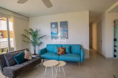 a living room with a blue couch and a table at MORROS 922 APTO 3 ALCOBAS in Cartagena de Indias