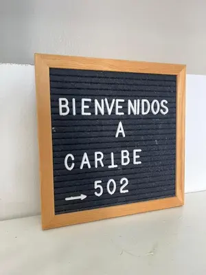 a sign that reads believeipedia a carribele at Coveñas Apartamento vacacional caribe campestre 9-502 in Coveñas