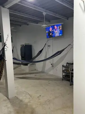a room with a tv and a rope hanging from a wall at Habitación confortable y terraza Hamacas Coveñas in Coveñas