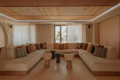 a large waiting room with couches and tables at Osh Hotel Cartagena in Cartagena de Indias