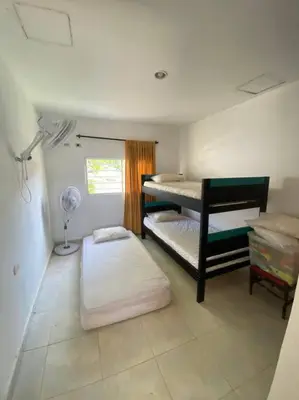 a room with two bunk beds and a window at Cabaña con piscina y Cerca al mar VILLA CONEJO in Juan de Acosta