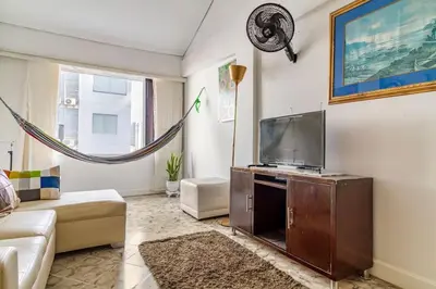 a living room with a couch and a flat screen tv at Apartamento cerca al Mar in Cartagena de Indias