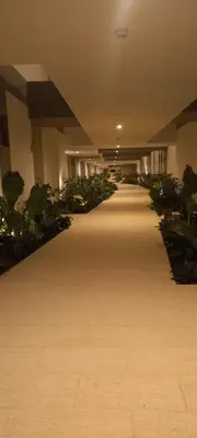 an empty hallway in a building with plants at Apto morroszoe 217A in Cartagena de Indias