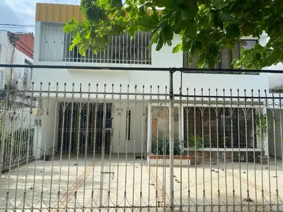 a gate in front of a building at Habitación cerca al aeropuerto 1 in Cartagena de Indias