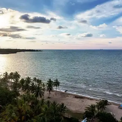 Hermoso apartamento con piscina frente al mar - Primera Ensenada