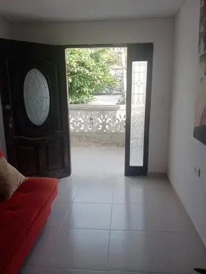 a living room with a red couch and a door at Apartamento turistico Mariangel in Cartagena de Indias