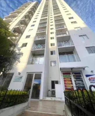 a tall white apartment building with a balcony at Apartamento en Cartagena, Entero y Amueblado in Cartagena de Indias