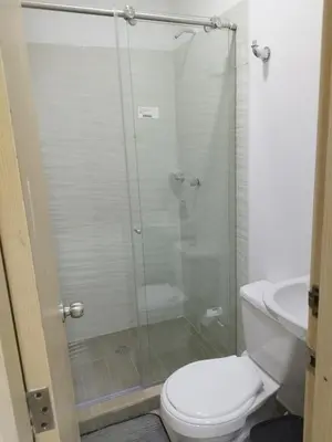 a bathroom with a shower with a toilet and a sink at Apartamento con ubicación estratégica in Cartagena de Indias