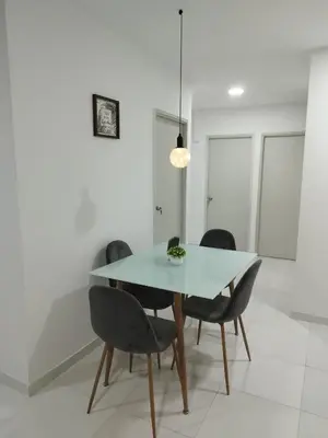 a dining room with a white table and black chairs at Apartamento con ubicación estratégica in Cartagena de Indias