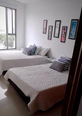 a bedroom with two beds and a window at Apartamento con espectacular vista al oceano in Cartagena de Indias