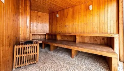 a sauna with wooden walls and benches in it at Apartamento con espectacular vista al oceano in Cartagena de Indias