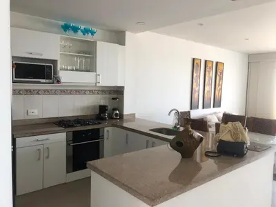 a kitchen with white cabinets and a counter top at Apartamento con espectacular vista al oceano in Cartagena de Indias