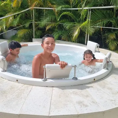 three children in a jacuzzi in a pool at Torres del Mar Santa Marta in Santa Marta