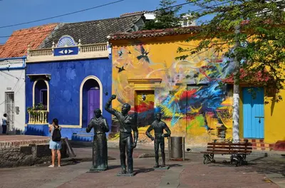a group of statues in front of a building with a mural at 2CM-J1 APARTAMENTO DE 2 ALCOBAS CON VISTA Y PISCINA EN GETSEMANI in Cartagena de Indias