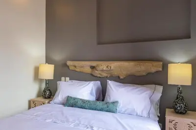 a bedroom with a bed with white sheets and two lamps at 2CM-J1 APARTAMENTO DE 2 ALCOBAS CON VISTA Y PISCINA EN GETSEMANI in Cartagena de Indias