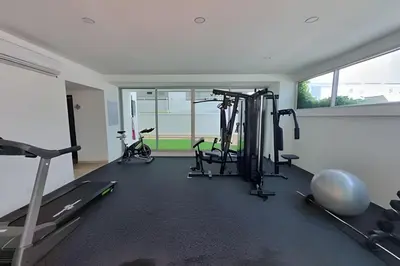 a gym with treadmills and exercise bikes in a room at 2 Dormitorios Morros. Vista Mar y salida playa in Cartagena de Indias
