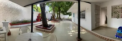 a patio with a tree and a table and chairs at Habitación cerca al aeropuerto 2 in Cartagena de Indias