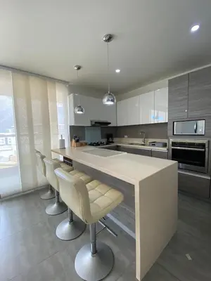 a kitchen with a large counter with stools in it at Ctgna 10 personas 3 habitaciones Playa Américas Morros in Cartagena de Indias