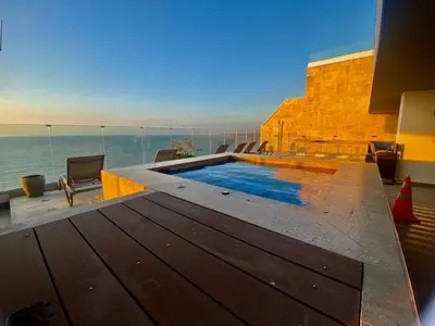 a swimming pool on a building with a view of the ocean at Ctgna 10 personas 3 habitaciones Playa Américas Morros in Cartagena de Indias