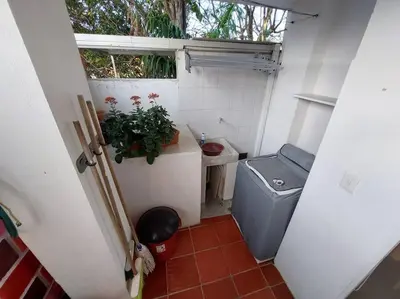 a small bathroom with a toilet and a plant at Hermoso Apartamento Cerca a la Playa Puerto Colombia in Puerto Colombia