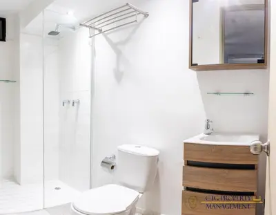 a bathroom with a toilet and a shower at Coco Paraiso Baranquilla - Hermosos Apartamentos Cercanos Al Malecón Del Rio in Barranquilla