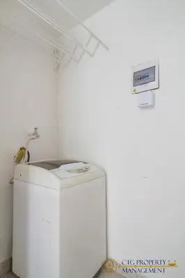 a washer and dryer in a white room at Coco Paraiso Baranquilla - Hermosos Apartamentos Cercanos Al Malecón Del Rio in Barranquilla