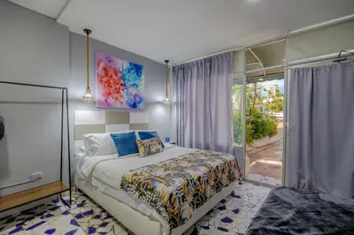 a bedroom with a king sized bed and a window at Mini departamento a una cuadra de la playa y de la bahia de Bocagrande in Cartagena de Indias