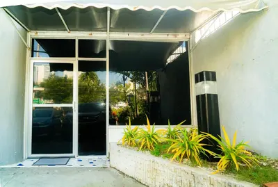 an entrance to a building with a large glass door at Mini departamento a una cuadra de la playa y de la bahia de Bocagrande in Cartagena de Indias