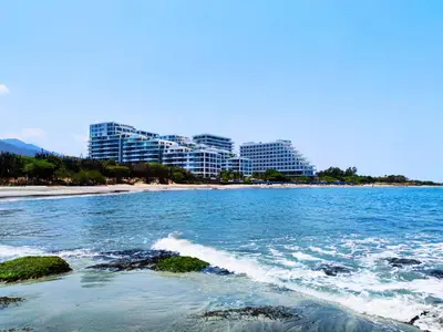 a view of a beach with buildings in the background at Playa Dormida 2. Hermoso apartamento frente al mar in Santa Marta